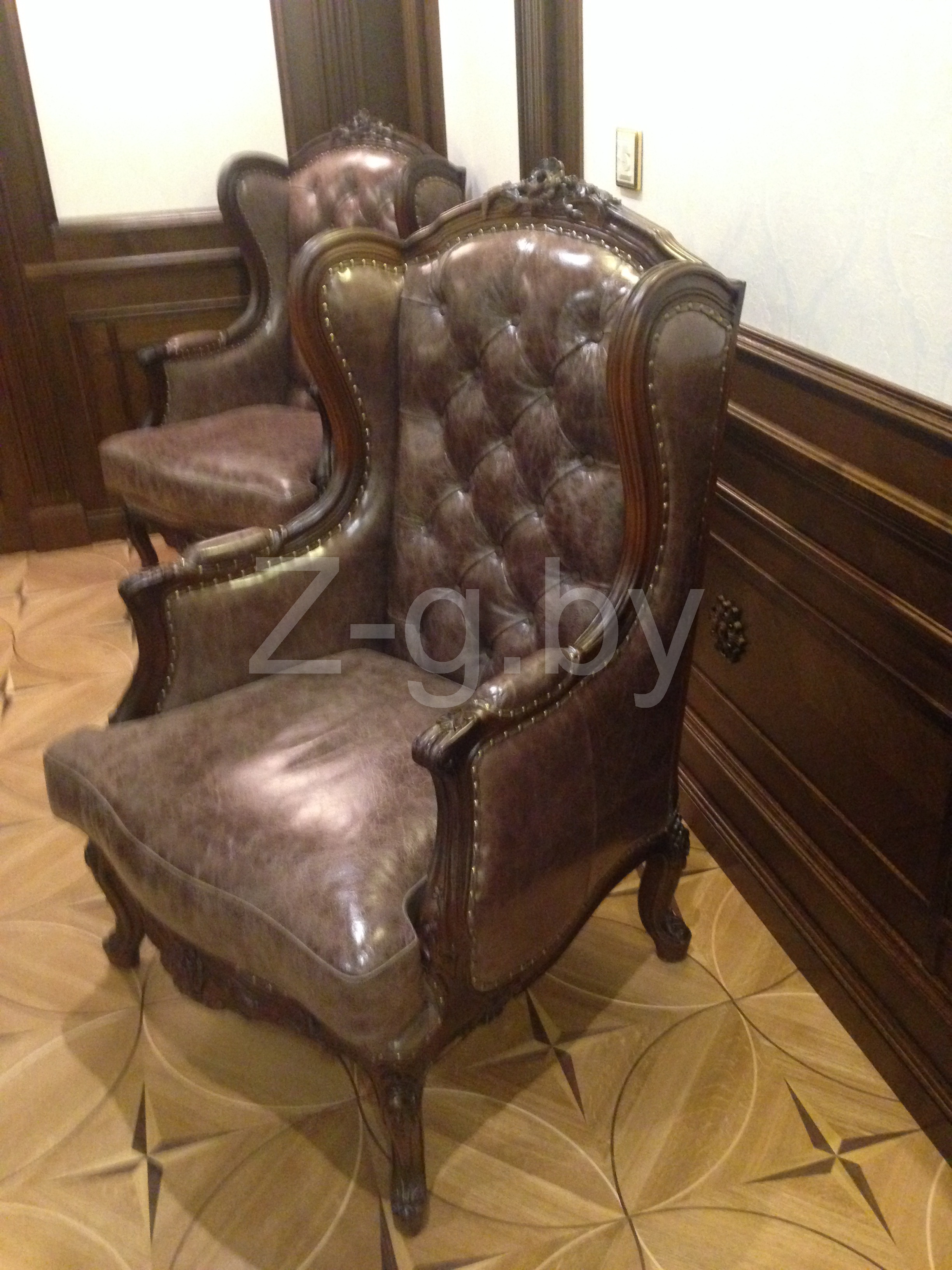 Кожаные кресла для гостиницы